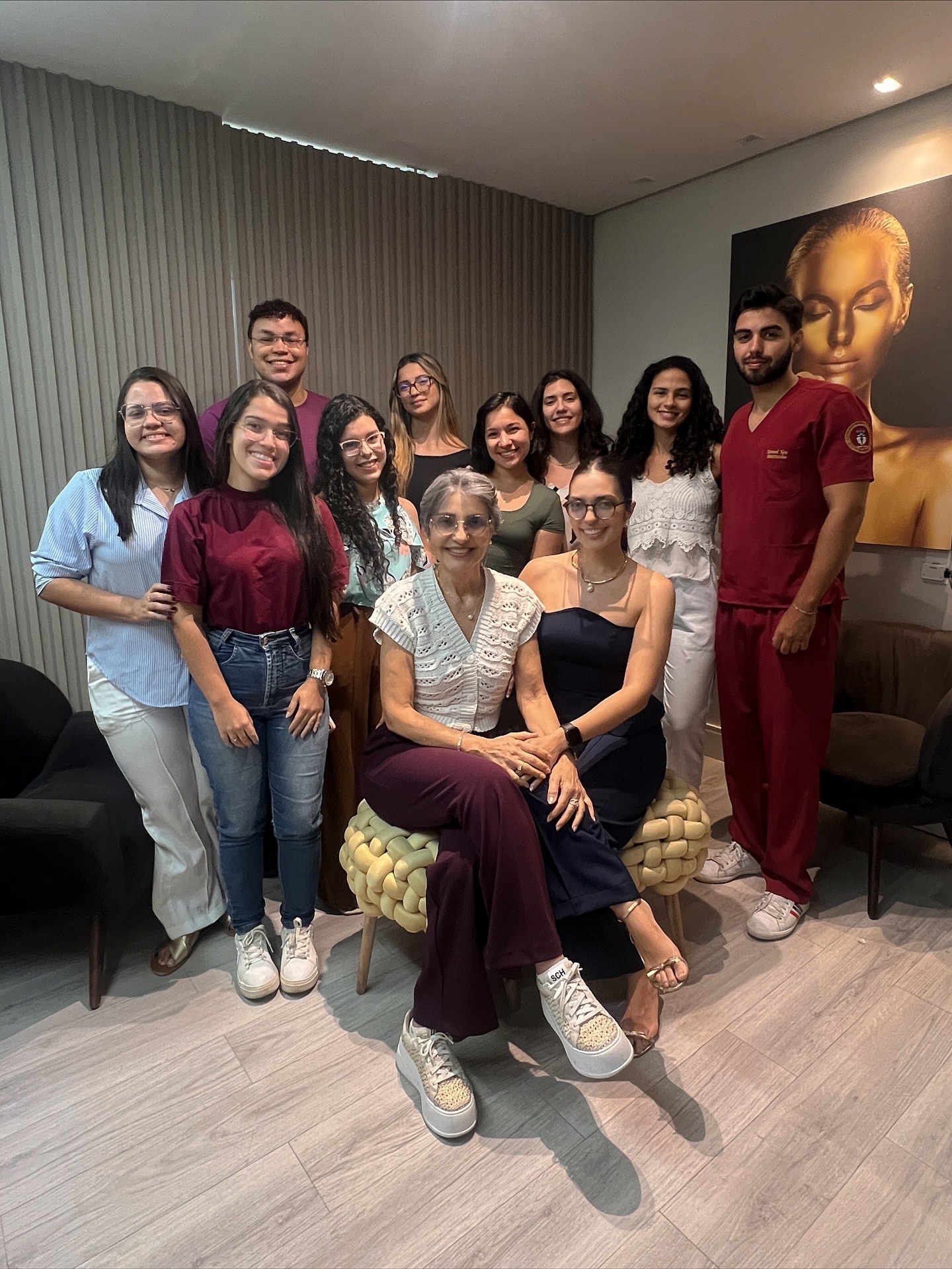 Dra. Karen Barros em foto de grupo em contexto profissional.